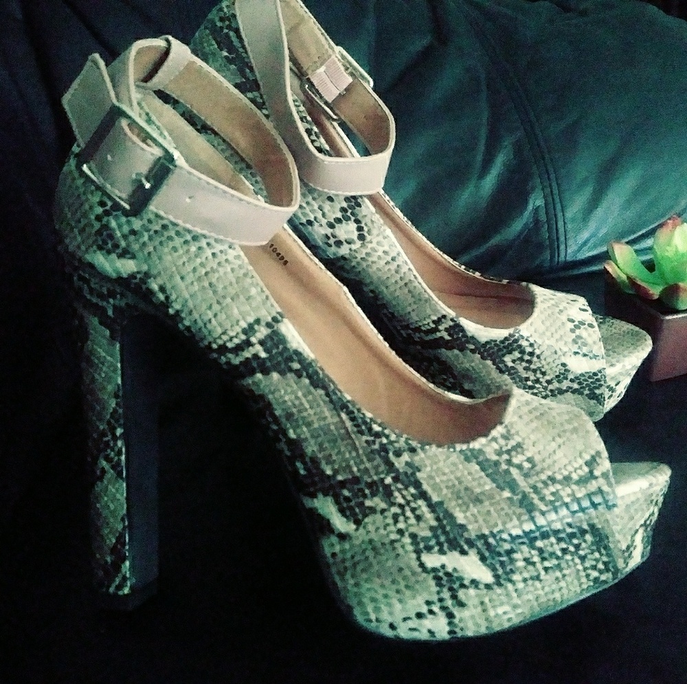 Snake Print Peephole Shoes